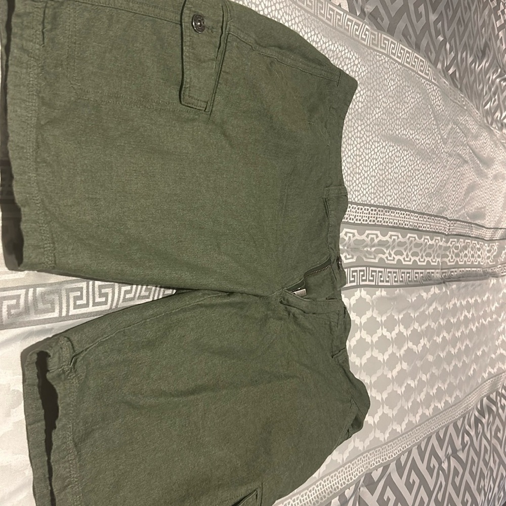 Men’s Guess shorts. EUC